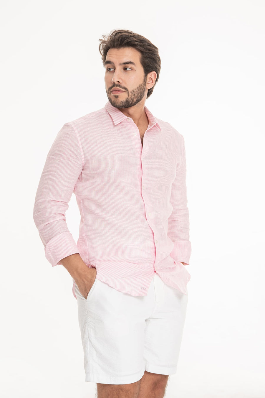 Model in relaxed pose wearing linen shirt – sustainable linen menswear 