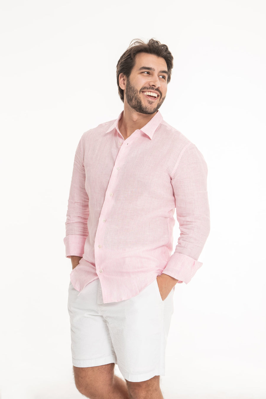 Model in relaxed pose wearing linen shirt – sustainable linen menswear 