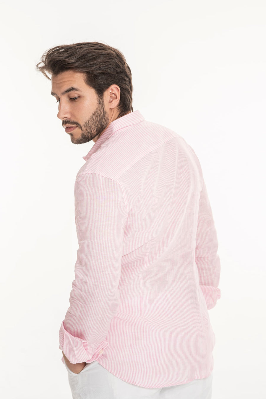 Model in relaxed pose wearing linen shirt – sustainable linen menswear 